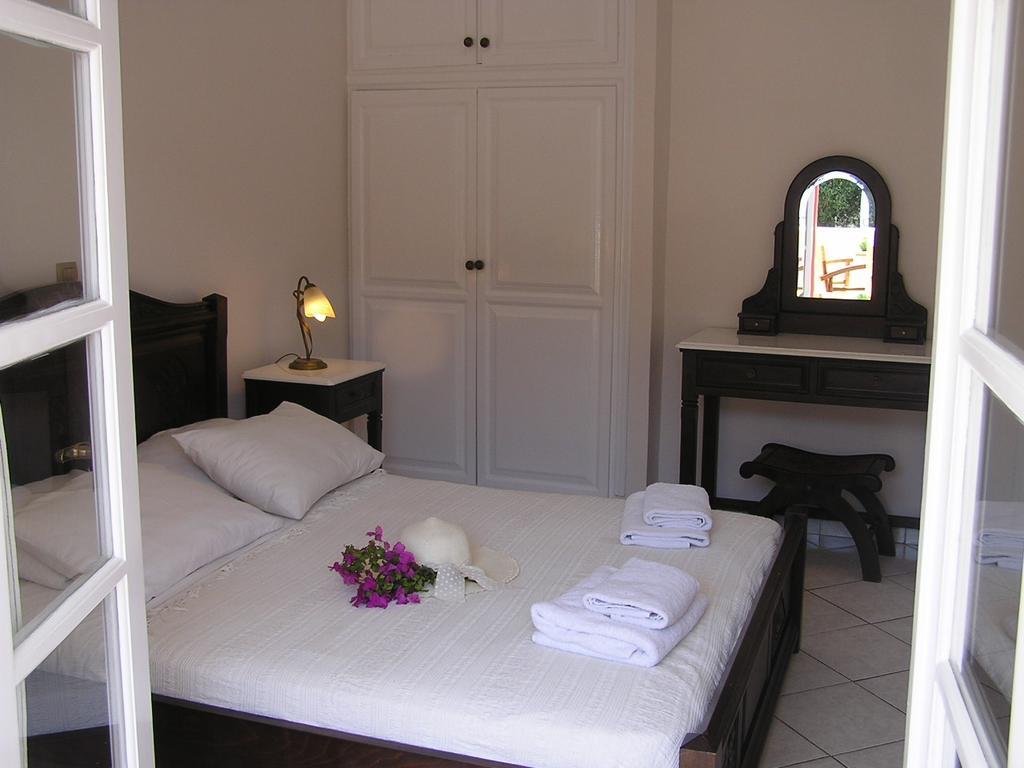 Eolos Apartments With Private Parking อาโยส นิกีตัส ภายนอก รูปภาพ